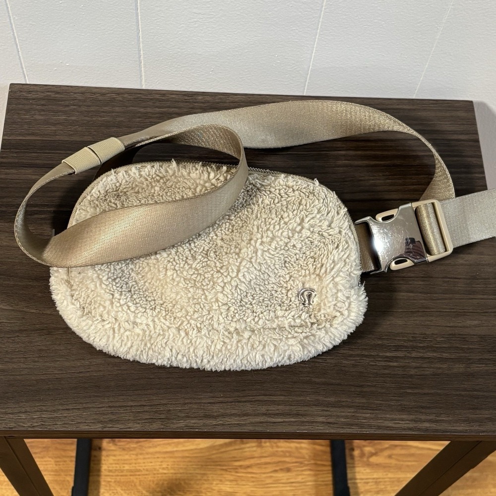 Lululemon Everywhere Fur Belt Bag Ivory White Sherpa Fleece Zip Fanny Pack Fuzzy